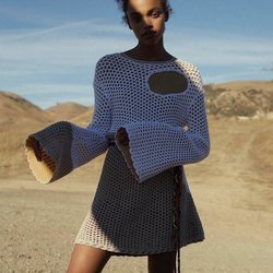 Modelo luciendo un vestido blanco de la colección de primavera 2019 de Chloé