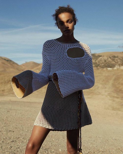 Modelo luciendo un vestido blanco de la colección de primavera 2019 de Chloé