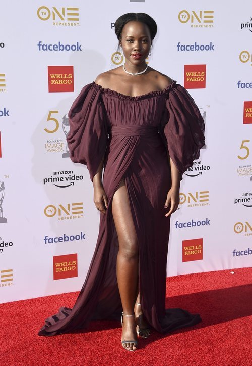 Lupita Nyongo luciendo un escote perfecto