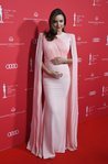 Miranda Kerr con un vestido rosa ajustado