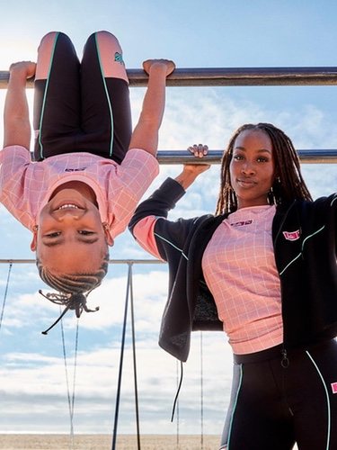 Camiseta y chaqueta rosa y negra de Puma X Barbie