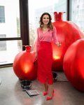 Reina Rania de Jordania vestida con rojo y rosa
