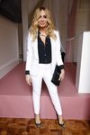 Marta Sánchez con un traje blanco