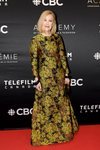 Catherine O'Hara con un vestido estampado floral