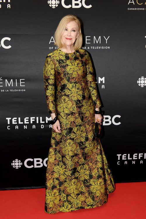 Catherine O'Hara con un vestido estampado floral