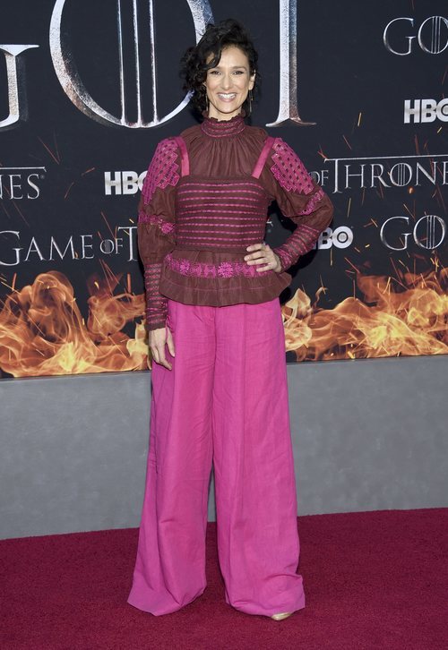 Indira Varma con un conjunto marron y fucsia