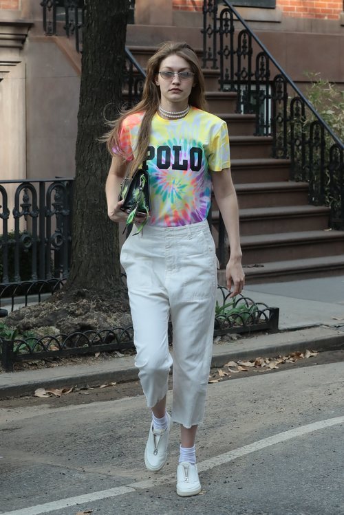 Gigi Hadid con una camiseta Tie Dye