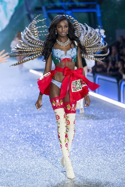 Leomie Anderson desfilando en el Victoria's Secret Fashion Show 2016