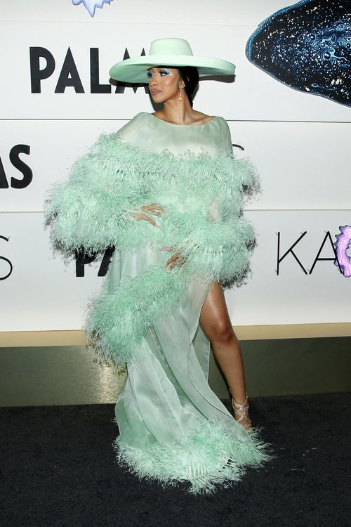 Cardi B con un vestido con flecos