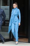 Gigi Hadid con un mono azul