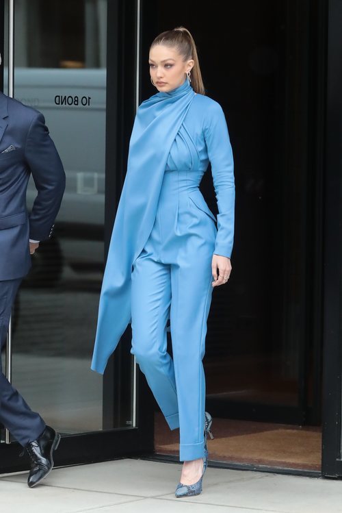 Gigi Hadid con un mono azul