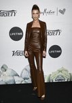 Bella Hadid con un look entero marrón