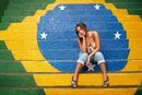 Anitta con sandalias azules en la colección Primavera-Verano 2019 de Ipanema