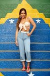 Anitta con sandalias rojas en la colección Primavera-Verano 2019 de Ipanema