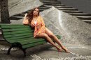 Anitta con sandalias naranjas en la colección Primavera-Verano 2019 de Ipanema