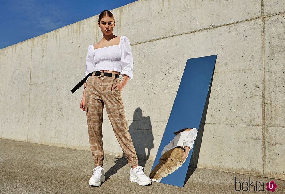 Blusa blanca del lookbook primavera/verano 2019 de Stradivarius