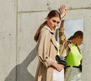 Gabardina clásica del lookbook primavera/verano 2019 de Stradivarius