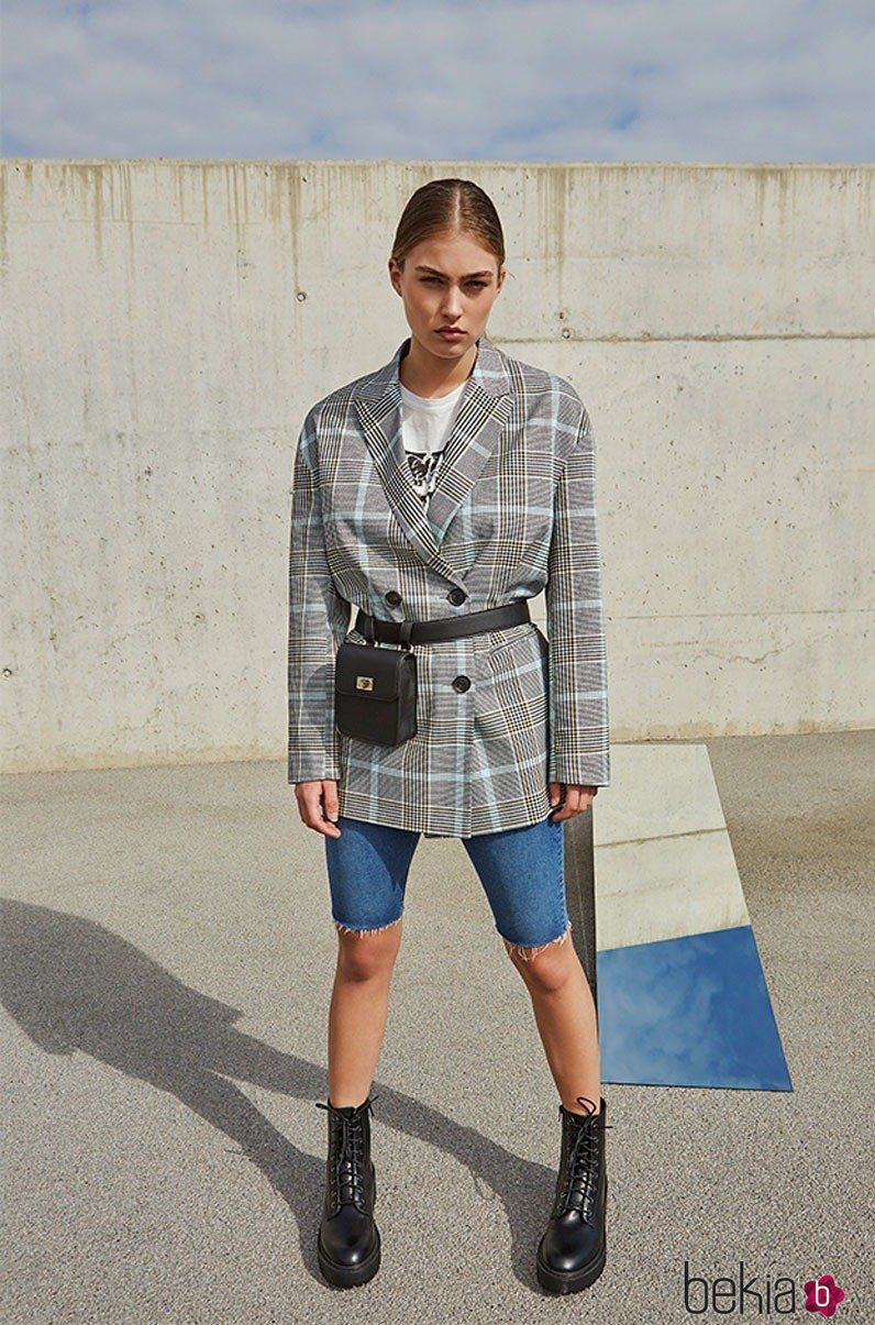 Blazer de cuadros del lookbook primavera/verano 2019 de Stradivarius