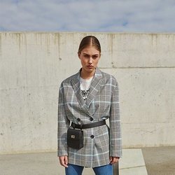Blazer de cuadros del lookbook primavera/verano 2019 de Stradivarius