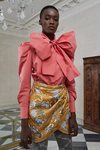 Blusa rosa con un maxi lazo de Pertegaz otoño/invierno 2019/2020