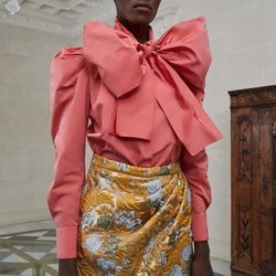 Blusa rosa con un maxi lazo de Pertegaz otoño/invierno 2019/2020