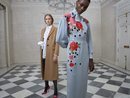 Vestido con estampado floral y camisa blanca larga de Pertegaz otoño/invierno 2019/2020