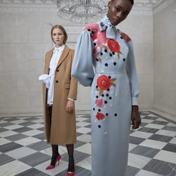 Vestido con estampado floral y camisa blanca larga de Pertegaz otoño/invierno 2019/2020
