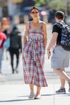 Katie Holmes con un vestido de cuadros