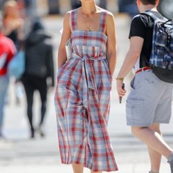 Katie Holmes con un vestido de cuadros