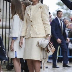 La Reina Sofía con traje de chaqueta y la Princesa Leonor con vestido en la Misa de Pascua 2019