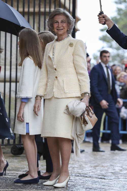 La Reina Sofía con traje de chaqueta y la Princesa Leonor con vestido en la Misa de Pascua 2019