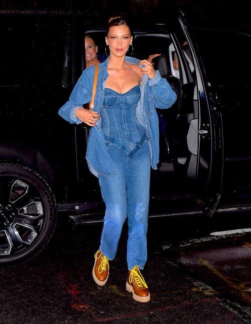 Bella Hadid total look denim