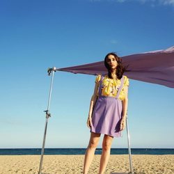 Zahara con pichi y blusa estampada de la colección SS19 de Compañía Fantástica