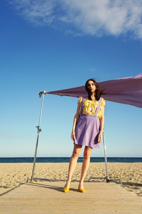 Zahara con pichi y blusa estampada de la colección SS19 de Compañía Fantástica