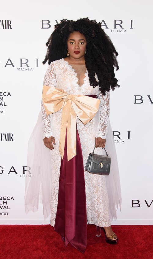 Cipriana Quann con un vestido de encaje blanco