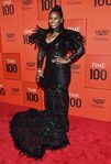 Sheena Meade con un vestido con plumas