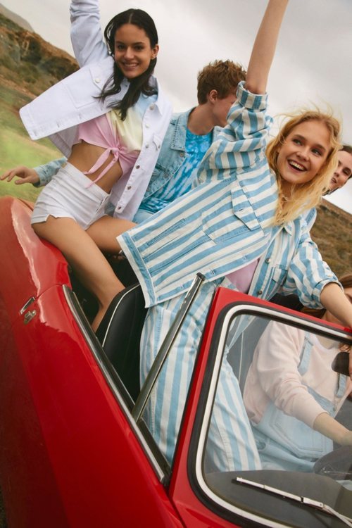 Cazadora oversize de la colección 'Music Summer Vibes' de Lefties