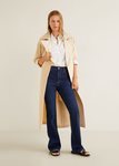Modelo luciendo una gabardina de Mango 2019