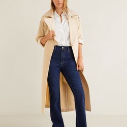 Modelo luciendo una gabardina de Mango 2019