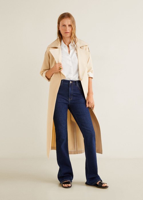 Modelo luciendo una gabardina de Mango 2019