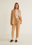 Modelo luciendo un traje de Mango 2019