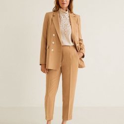 Modelo luciendo un traje de Mango 2019