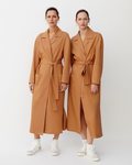 Modelos con una gabardina color tierra de Mango 2019