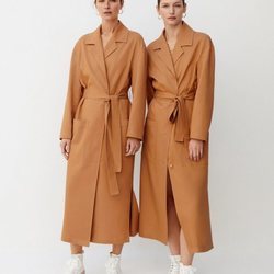 Modelos con una gabardina color tierra de Mango 2019