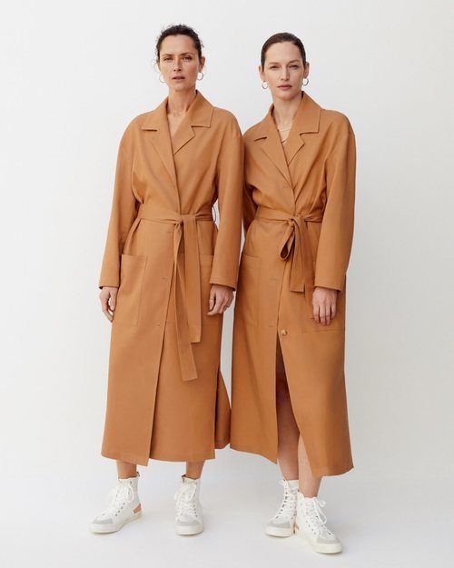 Modelos con una gabardina color tierra de Mango 2019