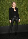 Cara Delevingne luce chaqueta Chanel y pantalones de cuero en la Cena de Chanel