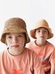 Patrick y Pedro con gorro de rafia y camiseta estampado de palmera de Zara Kids