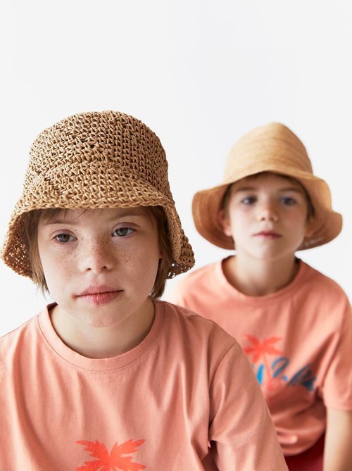 Patrick y Pedro con gorro de rafia y camiseta estampado de palmera de Zara Kids