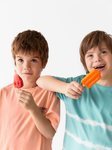 Patrick y Pedro con camisetas de manga corta de la colección verano 2019 de Zara Kids