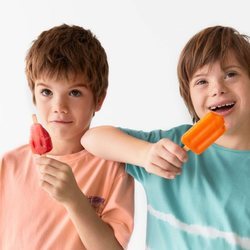 Patrick y Pedro con camisetas de manga corta de la colección verano 2019 de Zara Kids